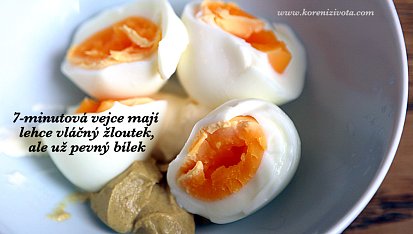 Crostini se 7-minutovým vejcem a ančovičkami