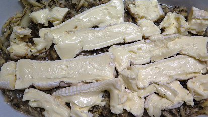 Francouzský camembert zabalený v bramborákové peřince