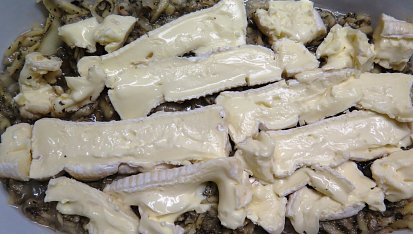 Francouzský camembert zabalený v bramborákové peřince