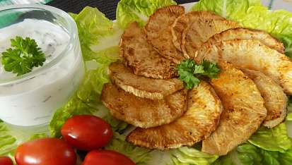 Grilovaný celer s česnekovo - bylinkovým dipem
