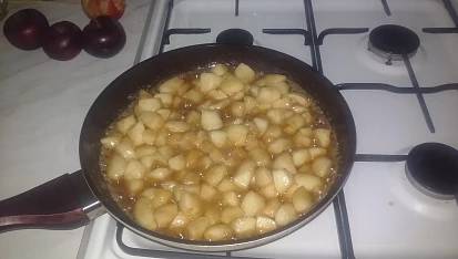 Jablečný karamelový koláč