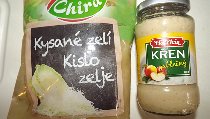 Kachna s křenovo - jablečným zelím