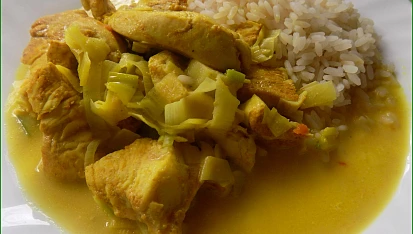 Kuřecí nudličky na kari s pórkem a řapíkatým celerem