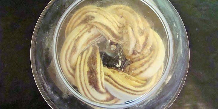 Kváskový estonský skořicový kringel