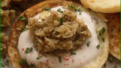 Kynuté bramborovo-sýrové lívanečky s houbovým "kaviárem"