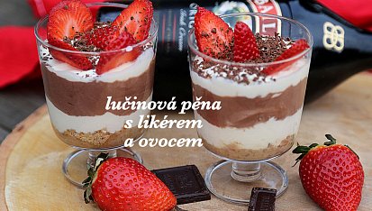Lučinová pěna s likérem a ovocem