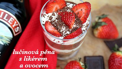Lučinová pěna s likérem a ovocem