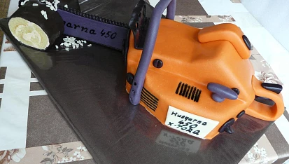 Oranžová motorová pila