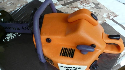 Oranžová motorová pila