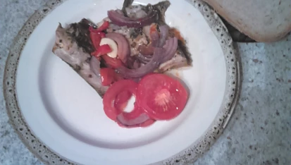 Pečená makrela se zeleninou, hotovo