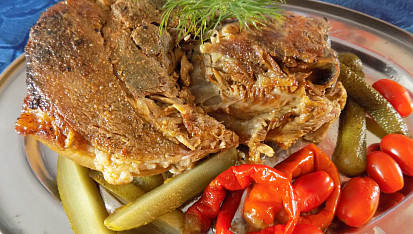 Pikantní pomalu pečené koleno