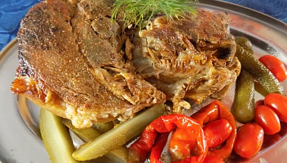 Pikantní pomalu pečené koleno