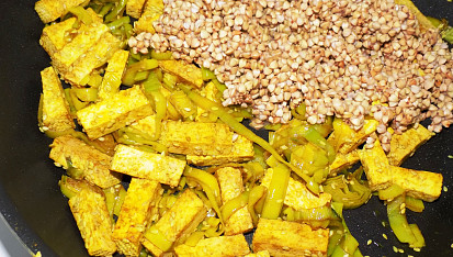 Pohanka na kari s tofu a pórkem