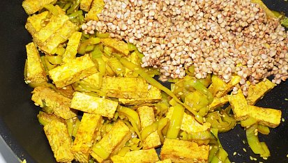 Pohanka na kari s tofu a pórkem