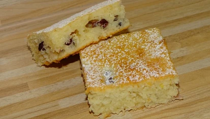 Rychlá kokosová buchta s brusinkami