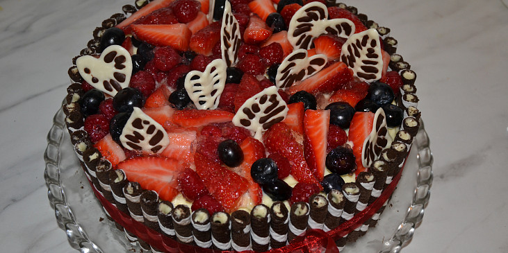 Slavnostní čokoládový dort s ovocem