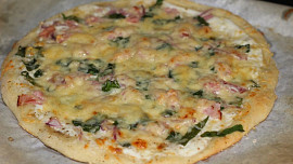 Smetanová pizza s medvědím česnekem a šunkou