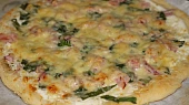 Smetanová pizza s medvědím česnekem a šunkou