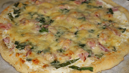 Smetanová pizza s medvědím česnekem a šunkou