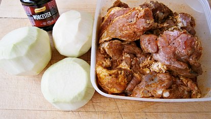 Vepřová plec na kedlubnách, v pomalém hrnci, Marinované maso+část ostatních surovin
