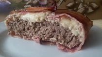 Zapečené mleté maso se slaninou a sýrem