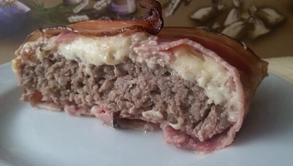 Zapečené mleté maso se slaninou a sýrem