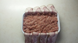 Zapečené mleté maso se slaninou a sýrem