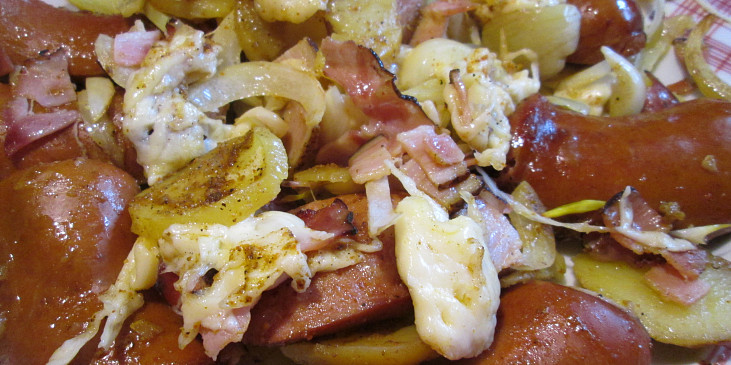 Zapečené špekáčky s brambory a anglickou slaninou