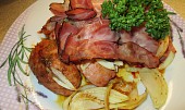 Zapečené špekáčky s brambory a anglickou slaninou