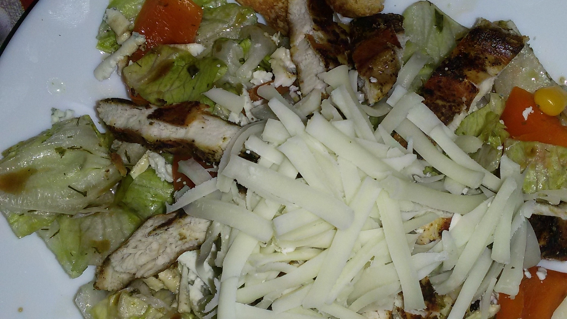 Zeleninový salát s kuřecim grilovaným masem