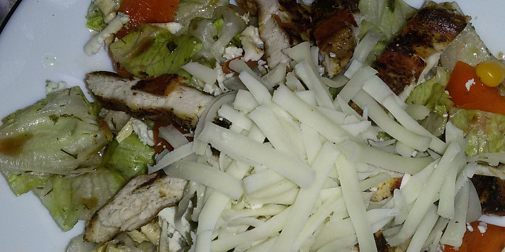 Zeleninový salát s kuřecim grilovaným  masem