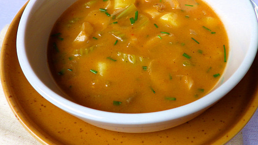 Pikantní polévka s řapíkatým celerem