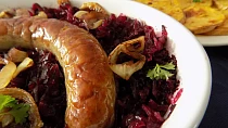 Grilovací klobása zapečená v červeném zelí