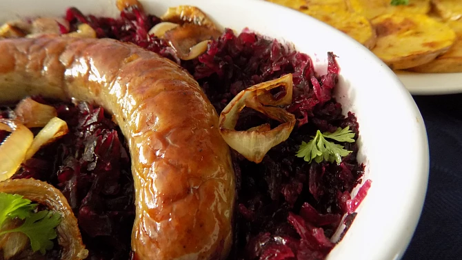 Grilovací klobása zapečená v červeném zelí