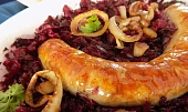 Grilovací klobása zapečená v červeném zelí