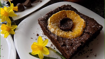 Kakaové řezy s pomerančem a pralinkami