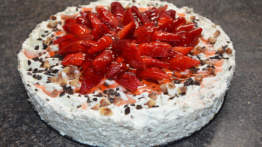 Kávovo-čokoládový dort s jahodami