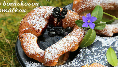 Palačinkové muffiny s borůvkovou omáčkou