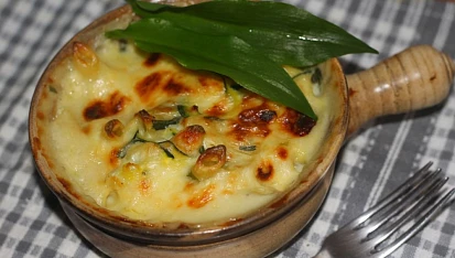 Penne zapečené s cuketou a medvědím česnekem