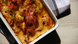 Plněná kuřecí prsa zapečená s brambory se smetanou