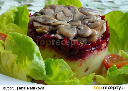 Šťouchané brambory s červenou řepou a žampiony