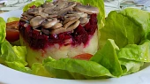 Šťouchané brambory s červenou řepou a žampiony