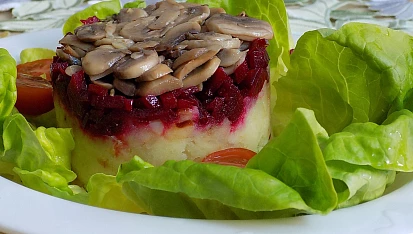 Šťouchané brambory s červenou řepou a žampiony