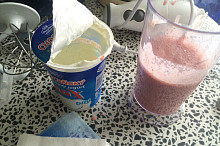 Rozmixované jahody, jogurt,vanilínový cukr -sáček