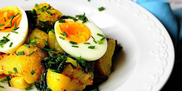 Bramborový salát s vejci a špenátem
