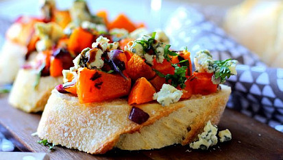 Crostini s máslovou dýní a bazalkou