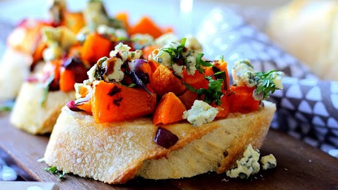 Crostini s máslovou dýní a bazalkou