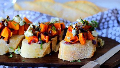 Crostini s máslovou dýní a bazalkou