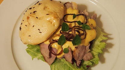 Hamburger vepřo knedlo zelo