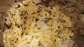 Hamburger vepřo knedlo zelo, přidáme cibulku 